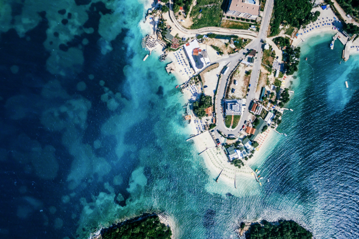 Letecký pohled Albánského pobřeží
